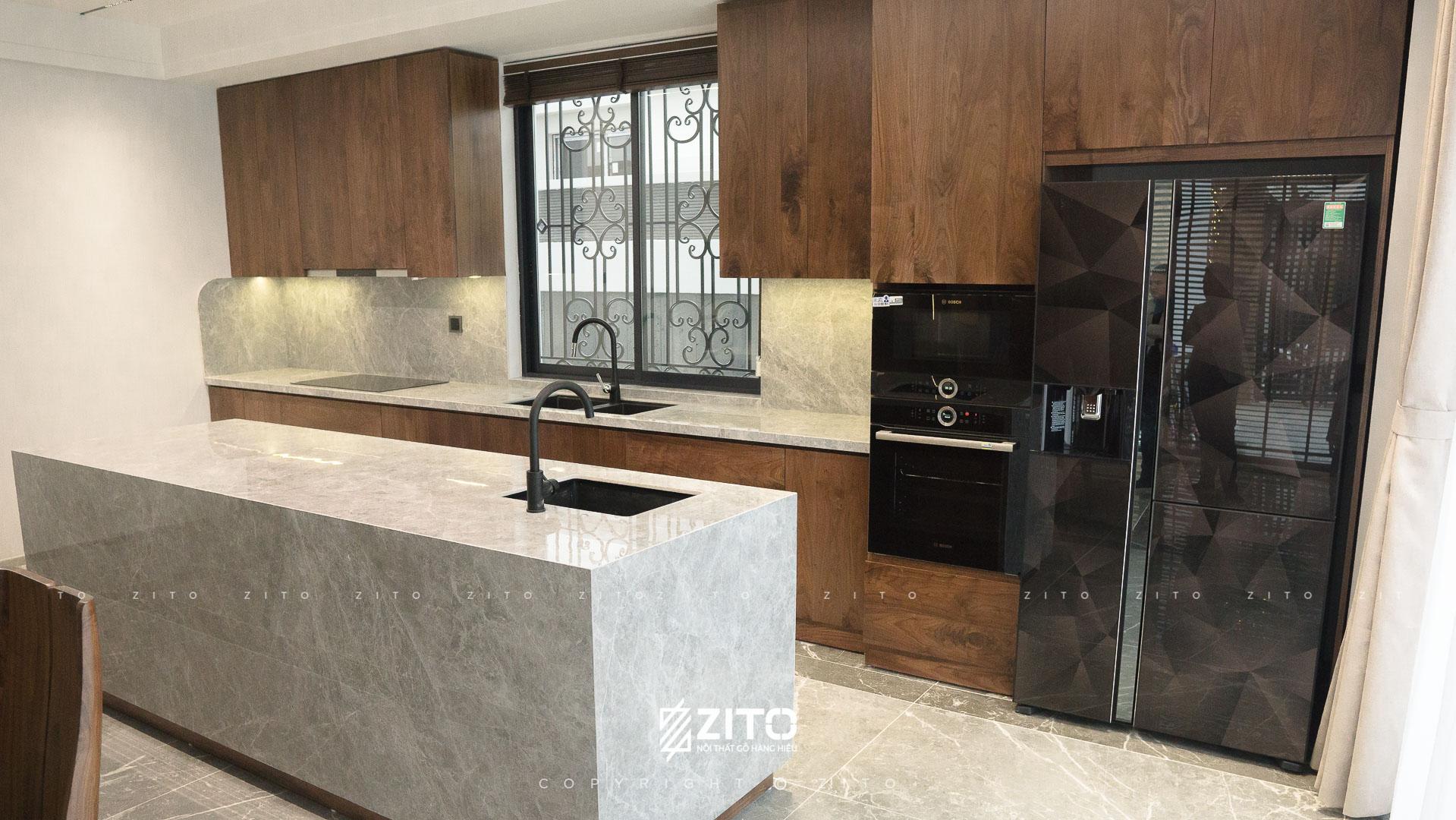 Bàn giao tủ bếp gỗ óc chó kết hợp đá acrylic cao cấp biệt thự Trung Văn