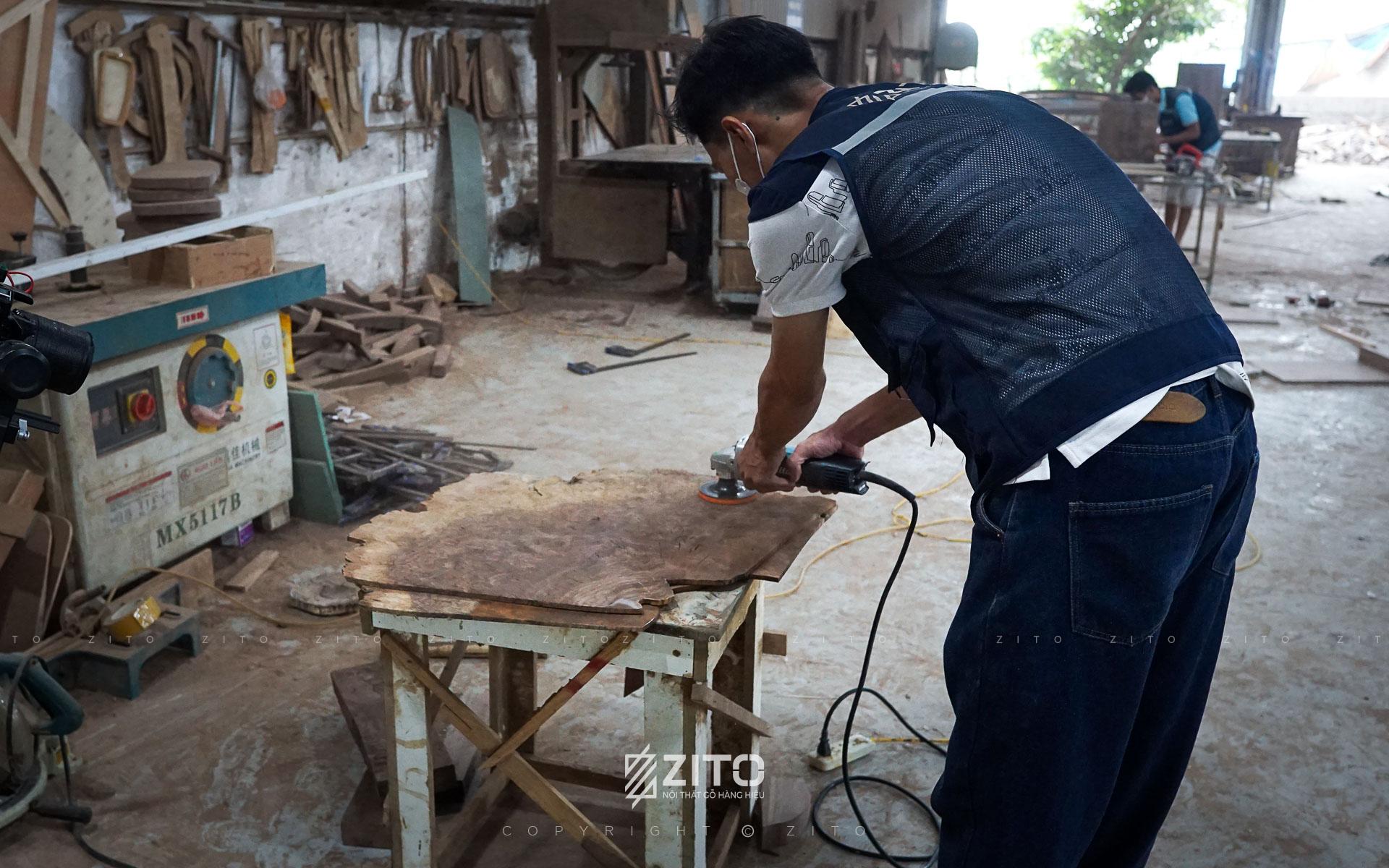 Nghệ nhân lâu năm của ZITO đang tiến hành pha cắt những tấm gỗ óc chó thượng hạng