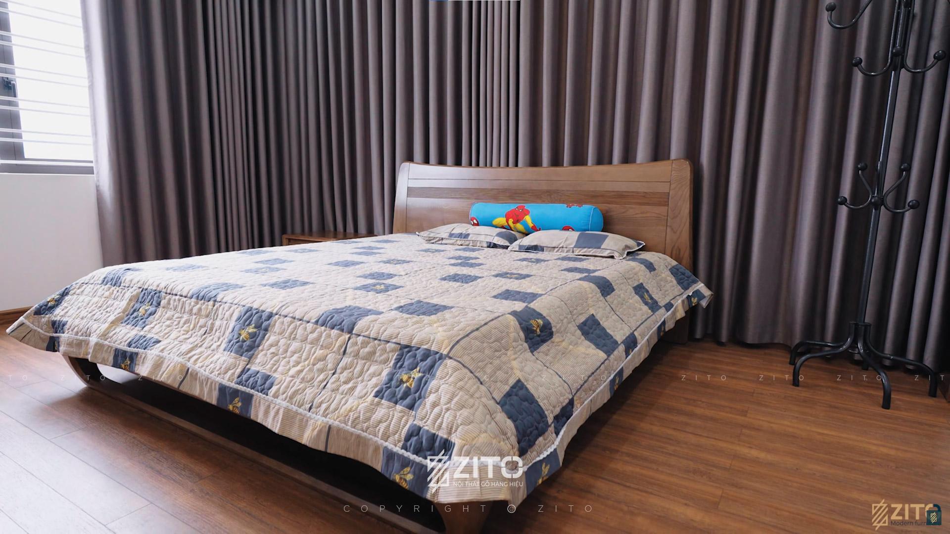 Phòng ngủ tối giản nhưng vấn có điểm nhấn nổi bật với hệ vách gỗ sồi độc đáo