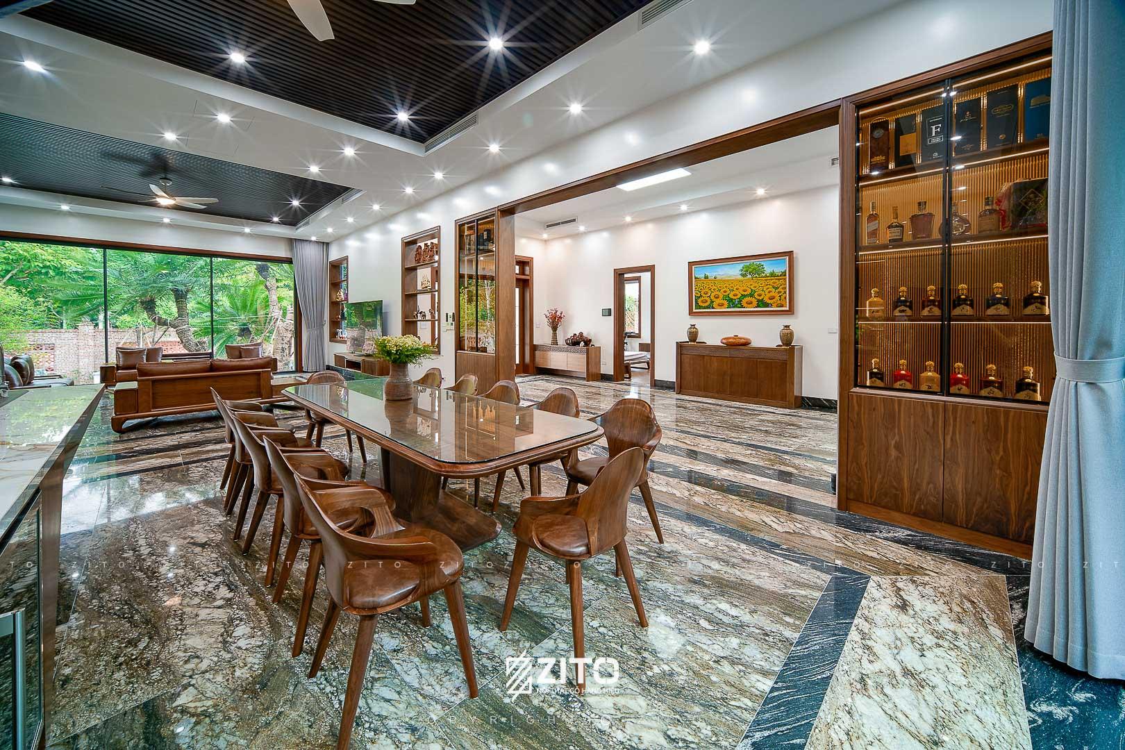 Không gian bếp sang trọng chuẩn “resort tại gia” với chất liệu gỗ óc chó Bắc Mỹ cao cấp, từng chi tiết đều được chăm chút tỉ mi